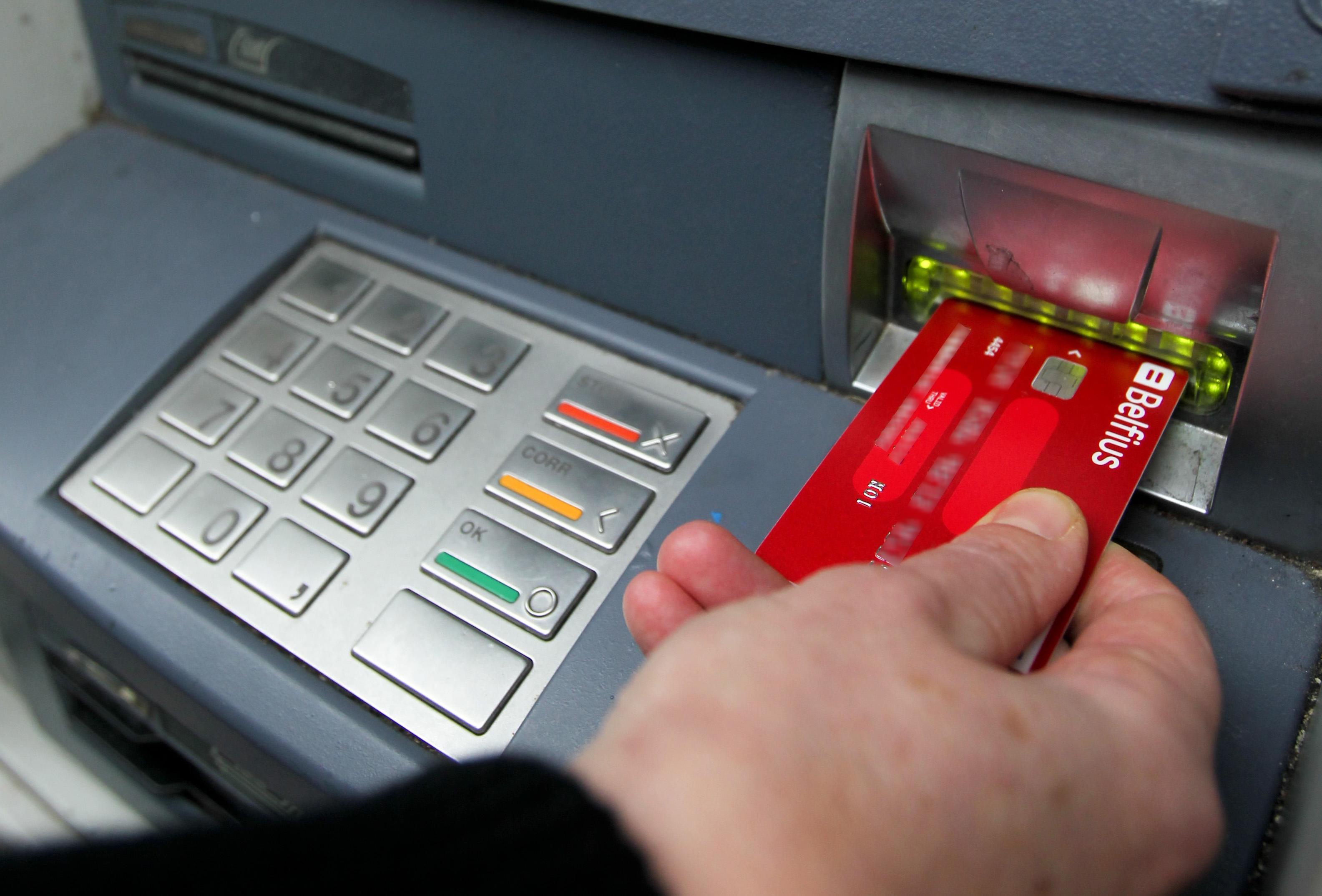 Retrait Au Distributeur Quels Tarifs Appliquent Les Banques Et O 