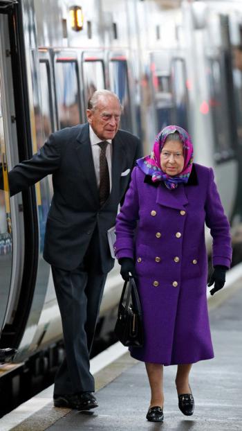 Koningin Elizabeth en prins Philip komen met de trein aan voor hun kerstvakantie in Sandringham, 2017.