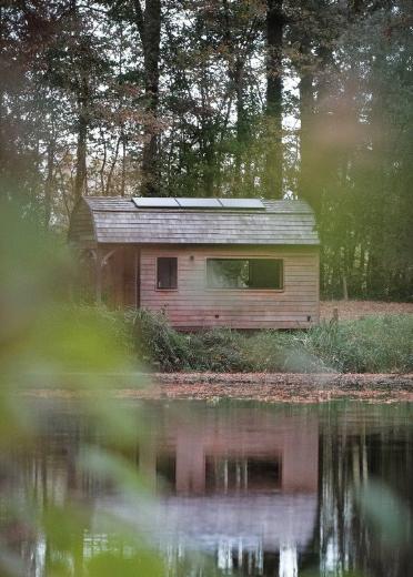 Klein huisje in een bos naast Brugge