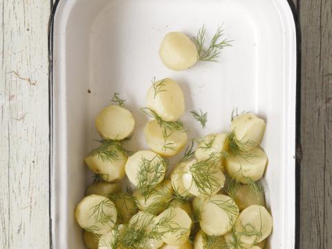 Zo maak je de perfecte aardappelsalade