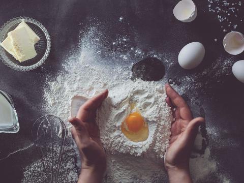 Zo maak je je eigen kant-en-klaar cakemix