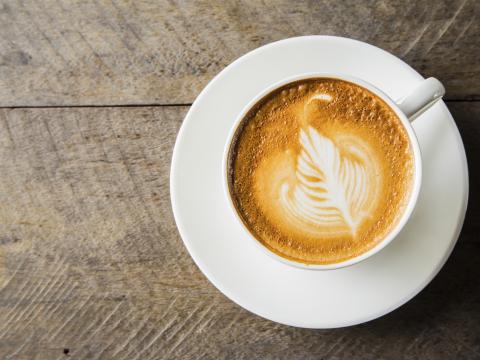 Dit is waarom je beter niet meteen koffie kunt drinken ’s ochtends