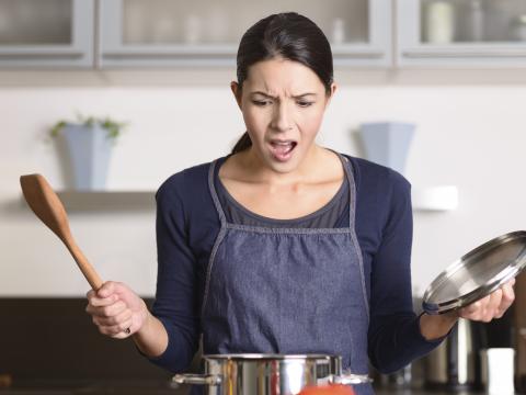 Young housewife having a calamity in the kitchen reacting in shock and horror as she lifts the lid on the saucepan on the stove to view the contents as she cooks dinner; Shutterstock ID 238713445; Projectnummer: B09773; Uitgave: www.libelle-lekker.be; Traffic: Sofie Doms; Anders: .