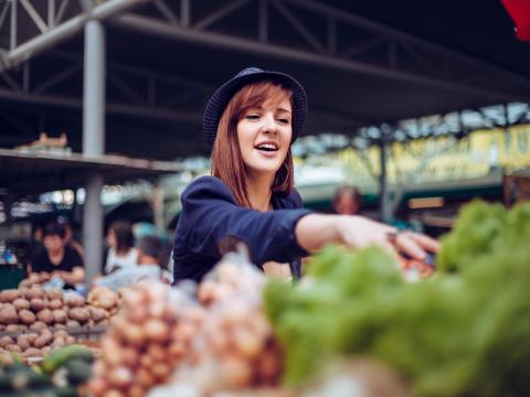 Young Female Looking For Some Vegetables At Market Place; Shutterstock ID 301672643; Projectnummer: B09773 ; Uitgave: Libelle Lekker; Traffic: Rien; Anders: /
