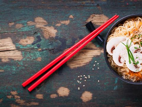 Asian noodles with vegetables and mushrooms, soy sauce, sticks on a dark background, top view with copy space; Shutterstock ID 432535774; Projectnummer: B09773 ; Uitgave: Libelle Lekker; Traffic: Rien Delvaux; Anders: /