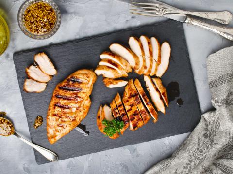 Grilled chicken fillets on slate plate. Gray concrete background; Shutterstock ID 429374938; Projectnummer: B09773 ; Uitgave: Libelle Lekker; Traffic: Rien Delvaux; Anders: /