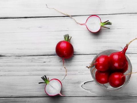 glass with radish and half of radish on the wooden background.top view; Shutterstock ID 429534880; Projectnummer: B09773 ; Uitgave: Libelle Lekker; Traffic: Rien Delvaux; Anders: /