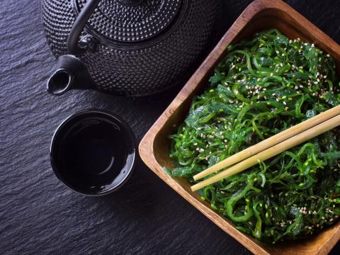 Salad with seaweed wakame, teapot and cup on black slade; Shutterstock ID 432817561; Projectnummer: B09773 ; Uitgave: Libelle Lekker; Traffic: Rien Delvaux; Anders: /