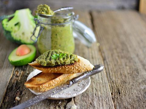 Green pesto sauce with broccoli and avocado on grilled toast, wooden old background with copy space; Shutterstock ID 611552099; Projectnummer: B09773 ; Uitgave: Libelle Lekker; Traffic: Rien Delvaux; Anders: /