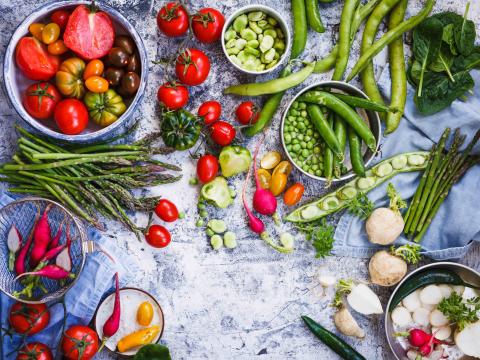 Summer food table with variety vegetables tomatoes, white and red radish, green peas and beans, pepper, spinach leaves, asparagus. Top view.; Shutterstock ID 428887351; Projectnummer: B09773 ; Uitgave: Libelle Lekker; Traffic: Rien Delvaux; Anders: /