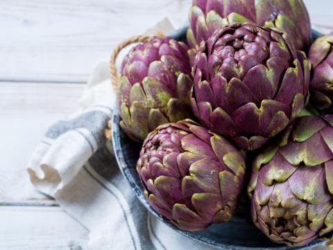 Fresh big Romanesco artichokes green-purple flower heads ready to cook seasonal food; Shutterstock ID 620370836; Projectnummer: B09773 ; Uitgave: Libelle Lekker; Traffic: Rien Delvaux; Anders: /