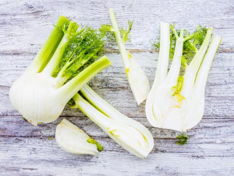Fresh and raw fennel bulbs on wooden background. ; Shutterstock ID 567243280; Projectnummer: B09773 ; Uitgave: Libelle Lekker; Traffic: Rien Delvaux; Anders: /