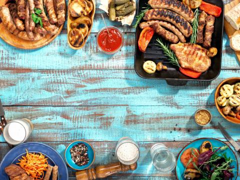Different food cooked on the grill on the blue wooden table on a sunny day, grilled steak, grilled sausage, grilled vegetables and lager beer. Outdoors Food Concept; Shutterstock ID 600124076; Projectnummer: B09773 ; Uitgave: Libelle Lekker; Traffic: Rien Delvaux; Anders: /
