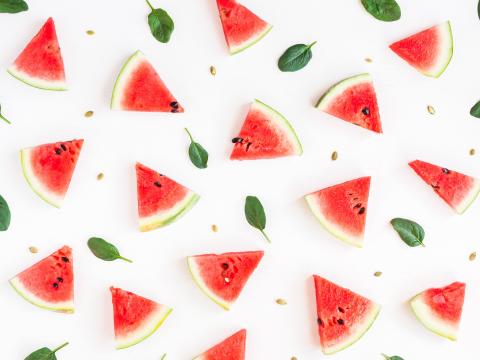 Watermelon pattern. Sliced watermelon on white background. Flat lay, top view; Shutterstock ID 614636651; Projectnummer: B09773 ; Uitgave: Libelle Lekker; Traffic: Rien Delvaux; Anders: /