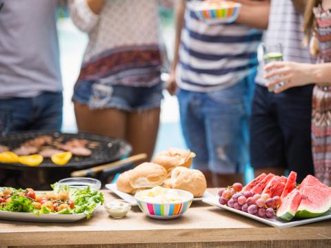 Table laid with hamburgers, fruits and barbecue for outdoors barbecue party; Shutterstock ID 398294191; Projectnummer: B09773 ; Uitgave: Libelle Lekker; Traffic: Rien Delvaux; Anders: /