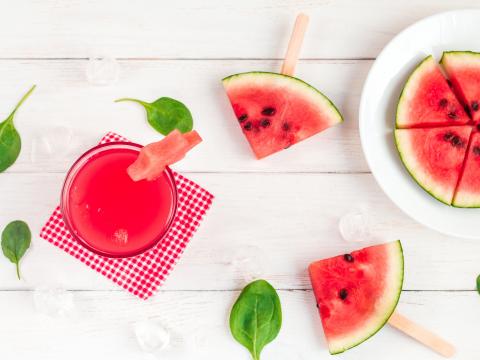 Watermelon juice, watermelon slices and spinach leaves. Top view, flat lay; Shutterstock ID 424740202; Projectnummer: B09773 ; Uitgave: Libelle Lekker; Traffic: Rien Delvaux; Anders: /
