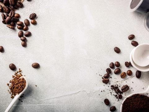 Background with assorted coffee, coffee beans, ground and instant, pads and capsules, retro style toned, copy space, top view.; Shutterstock ID 563553361; Projectnummer: B09773 ; Uitgave: Libelle Lekker; Traffic: Rien Delvaux; Anders: /