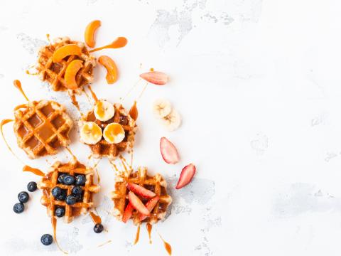Traditional belgian waffles with fresh fruit and caramel. Flat lay, top view; Shutterstock ID 563537344; Projectnummer: B09773 ; Uitgave: Libelle Lekker; Traffic: Rien Delvaux; Anders: /
