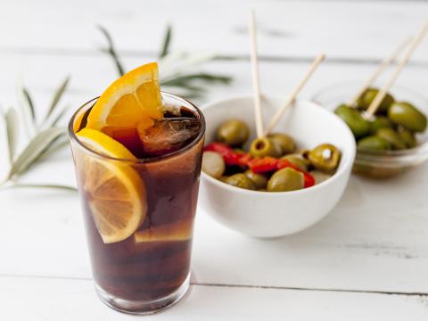 Vermouth, traditional Spanish appetizer with olives; Shutterstock ID 574781824; Projectnummer: B09773 ; Uitgave: Libelle Lekker; Traffic: Rien Delvaux; Anders: /
