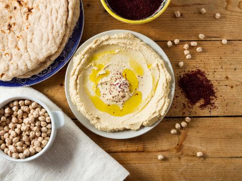 Middle Eastern cuisine: freshly made hummous, a spread made from chickpeas and seasoned with sumac and oil. Served with flat bread.; Shutterstock ID 314959157; Projectnummer: B09773 ; Uitgave: Libelle Lekker; Traffic: Rien Delvaux; Anders: /
