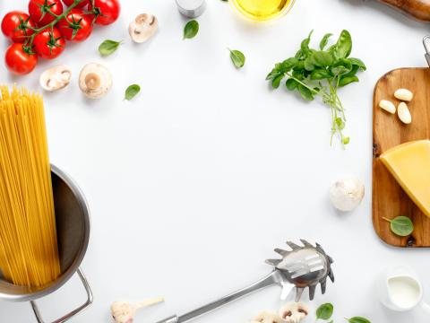 Frame with spaghetti and various ingredients for cooking pasta on a white background, top view. Flat lay; Shutterstock ID 443559688; Projectnummer: B09773 ; Uitgave: Libelle Lekker; Traffic: Rien Delvaux; Anders: /