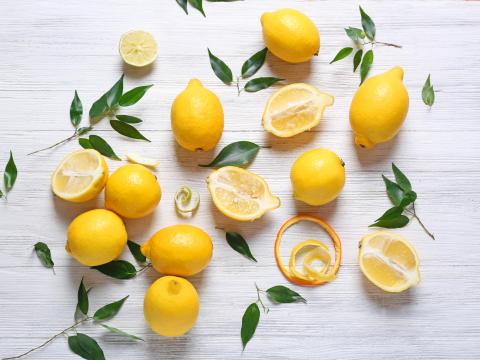 Pile of lemons on wooden table; Shutterstock ID 392050561; Projectnummer: B09773 ; Uitgave: Libelle Lekker; Traffic: Rien Delvaux; Anders: /
