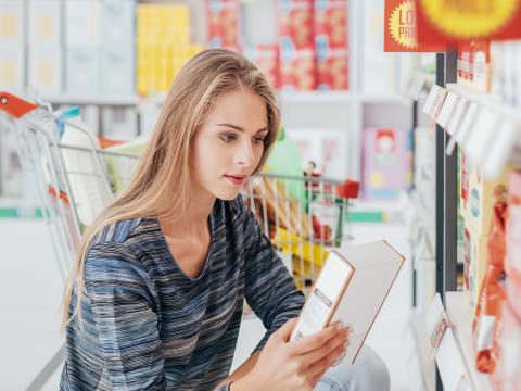 Young woman doing grocery shopping at the supermarket and reading a food label with ingredients on a box, shopping and nutrition concept; Shutterstock ID 547402342; Projectnummer: B09773 ; Uitgave: Libelle Lekker; Traffic: Rien Delvaux; Anders: /