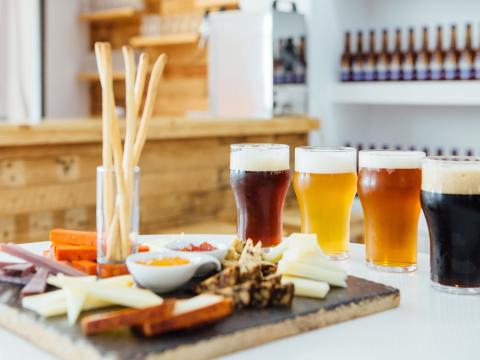 View on table with snack board and four glasses of different craft beer; Shutterstock ID 552771706; Projectnummer: B09773 ; Uitgave: Libelle Lekker; Traffic: Rien Delvaux; Anders: /
