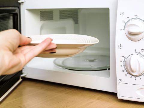 woman includes microwave oven, power and time of microwave ovens, warming food in a dish; Shutterstock ID 396831547; Projectnummer: B09773 ; Uitgave: Libelle Lekker; Traffic: Rien Delvaux; Anders: /