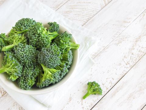 Healthy green organic raw uncooked broccoli on white wooden table with copy space; Shutterstock ID 503547502; Projectnummer: B09773 ; Uitgave: Libelle Lekker; Traffic: Rien Delvaux; Anders: /