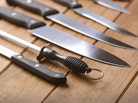 set of kitchen knives on a wooden table; Shutterstock ID 518500015; Projectnummer: B09773 ; Uitgave: Libelle Lekker; Traffic: Rien Delvaux; Anders: /