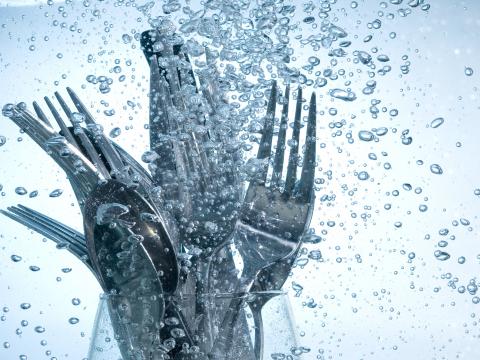 Washing kitchen ware in clear water on bubbles background; Shutterstock ID 47138146; Projectnummer: B09773 ; Uitgave: Libelle Lekker; Traffic: Rien Delvaux; Anders: /