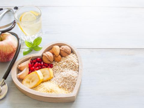 Healthy food in heart and water diet sport lifestyle concept; Shutterstock ID 475163941; Projectnummer: B09773 ; Uitgave: Libelle Lekker; Traffic: Rien Delvaux; Anders: /