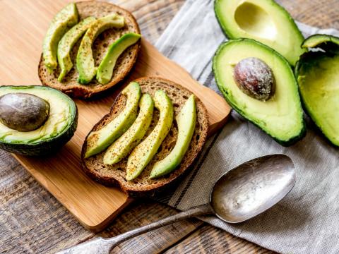 Hoe ontpit en pel je een avocado?