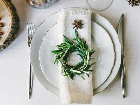 Decorative green wreath on a napkin as a part of table appointments , clean white tablecloth background, top view. Christmas table place setting.; Shutterstock ID 500154880; Projectnummer/WBS-nummer: B09773 ; Uitgave/Naam lesmethode: Libelle Lekker; Redacteur/Traffic manager: Rien Delvaux; Anders: /