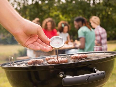 Waarom je een thermometer in de buurt moet hebben als je barbecuet
