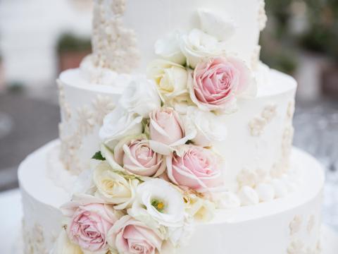 Le gâteau suspendu, la tendance renversante des mariages!