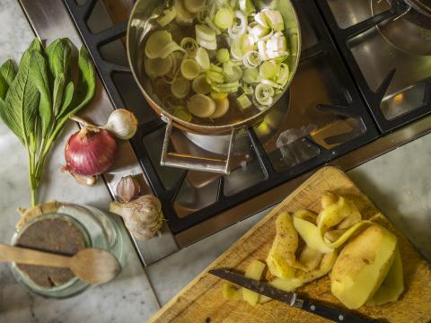 Moet je groenten echt stoven voor je ze in de soep doet?