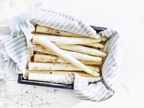 asparagus sprouts on wooden table; Shutterstock ID 117462490; Projectnummer: B09773 ; Uitgave: Libelle Lekker; Traffic: Rien Delvaux; Anders: /