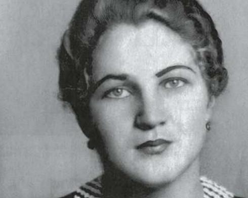 In de zomer van 1926 kruist de zestienjarige Maria ‘Mimi’ Reiter het pad van Adolf Hitler. Ze werkt in de textielwinkel van haar moeder in Berchtesgaden. Hitler valt voor de blonde winkeldochter.
