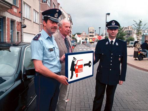 Bij de presentatie van een nieuw preventiebord om diefstal in auto's tegen te gaan. Een beeld uit 1998.© BELGA