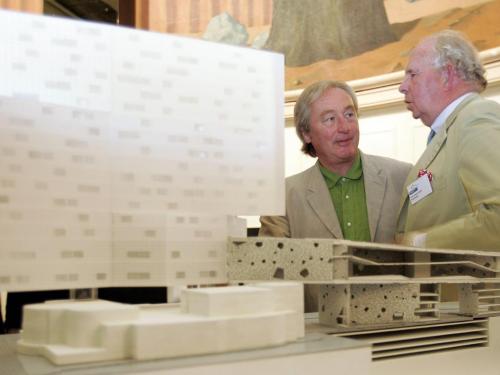 In 2005, samen met de Amerikaanse architect Steven Holl tijdens de presenatie van het toekomstige casino.© BELGA