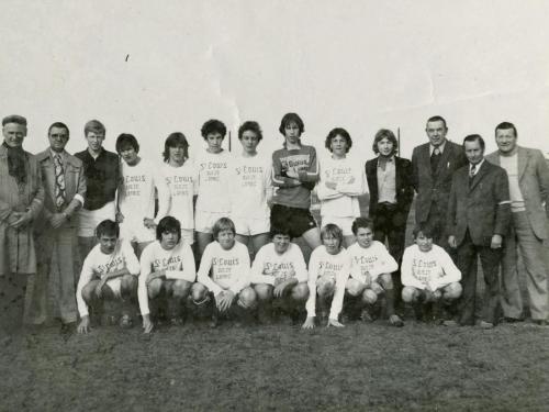 Laurens Monteyne (staand vierde van links) bij de jeugd van KSV Ingelmunster.