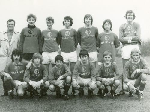 Laurens Monteyne (gehurkt derde van rechts) bij de jeugd van RSC Anderlecht.