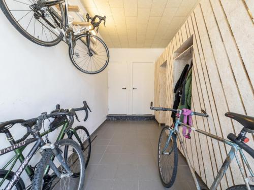 De oude garage is nu een handige opbergruimte met houten mobiele wand voor onder meer de fietsen, jassen...© Pieter Clicteur