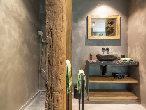 In de bad- en doucheruimtes werd hout van het oude staketsel van Nieuwpoort verwerkt.