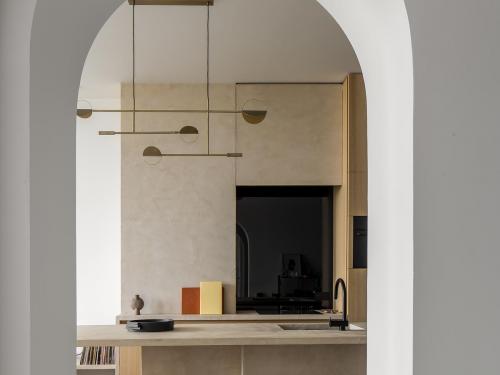 Boven het keukeneiland valt de sculpturale Leaves-hanglamp van designer Kateryna Sokolova voor Bolia op. Een ontwerp geïnspireerd op het werk van de Amerikaanse beeldhouwer Alexander Calder.