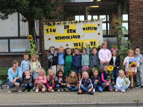 De Ettelgemse basisschool viert de eerste schooldag met een lied op thema Samen Leven.