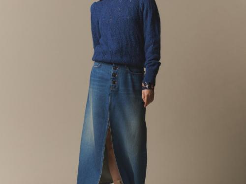 Lange jeansrok met split (149,95 euro) en trui van mohairwol (144,95 euro), van Heart Mind.