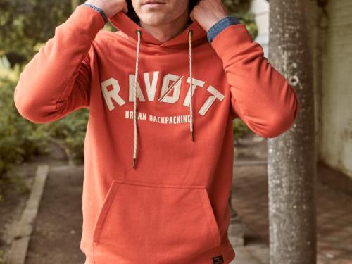 Sweater met kap (49,95 euro) in een warm oranje dat prima matcht met indigoblauw, uit de Ravøtt-collectie van E5.